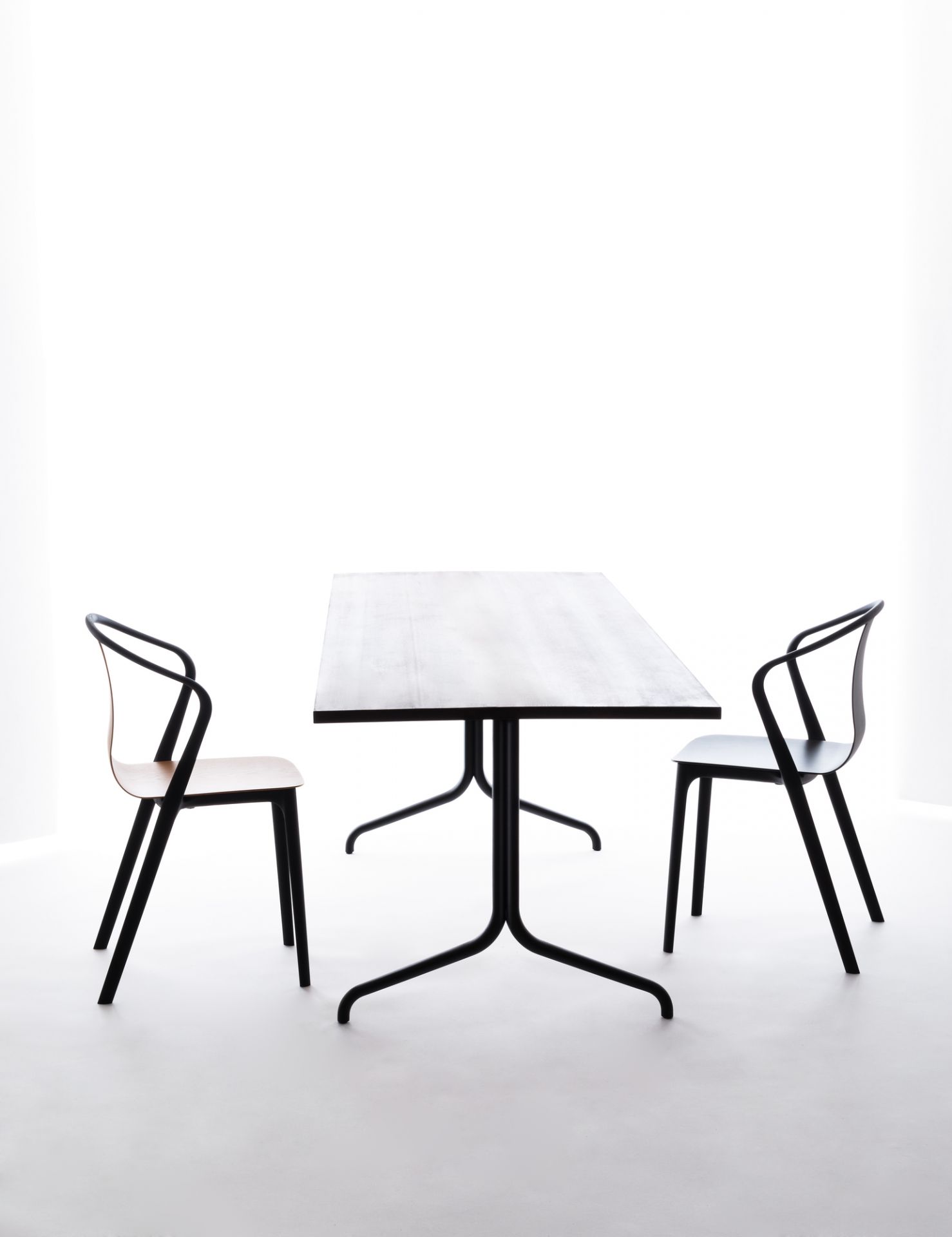 Belleville Chair Plastic Stuhl von Vitra in Schwarz und Holz mit Esstisch.