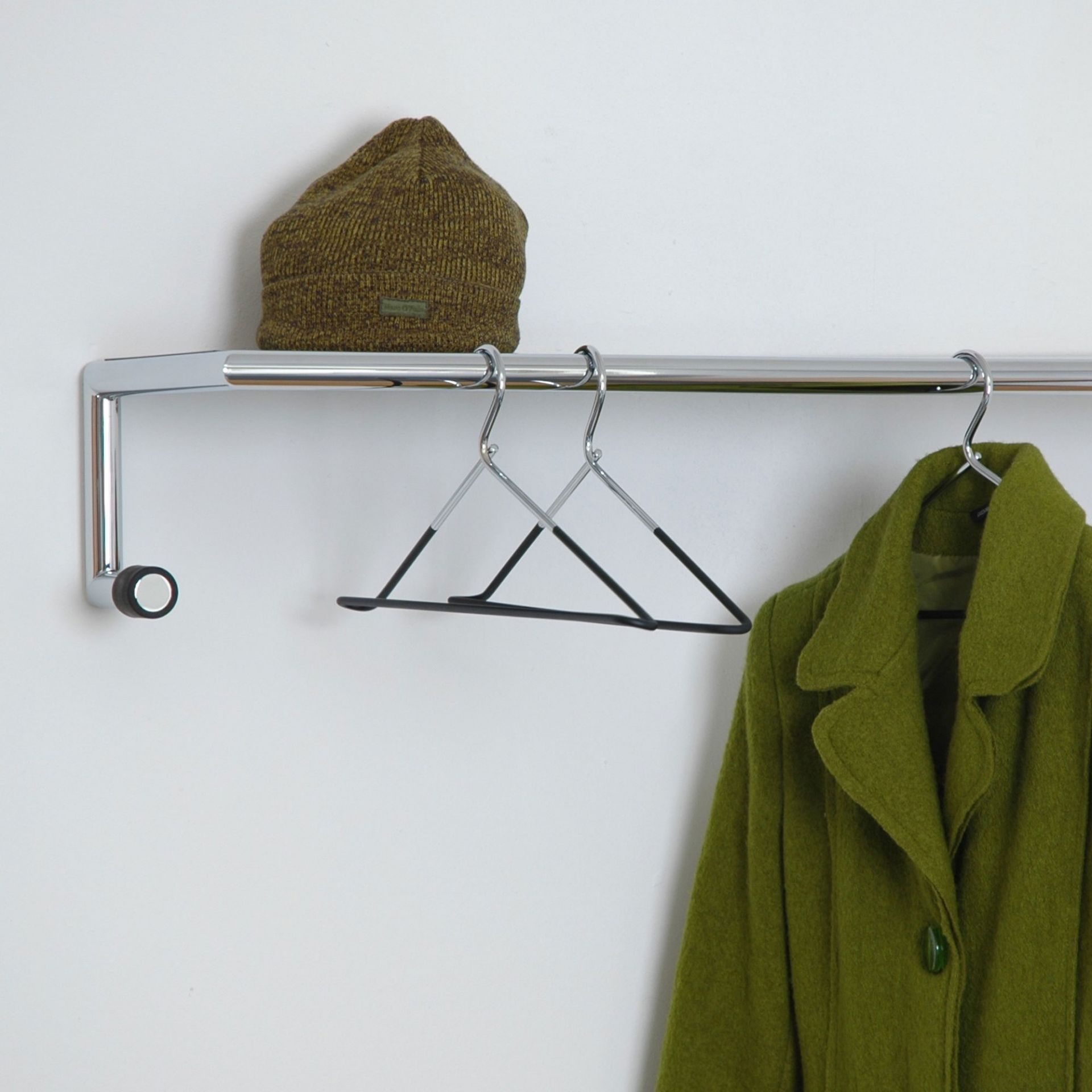 Hutablage für Mox Garderobe mit Mütze, Kleiderbügel und grünem Mantel.