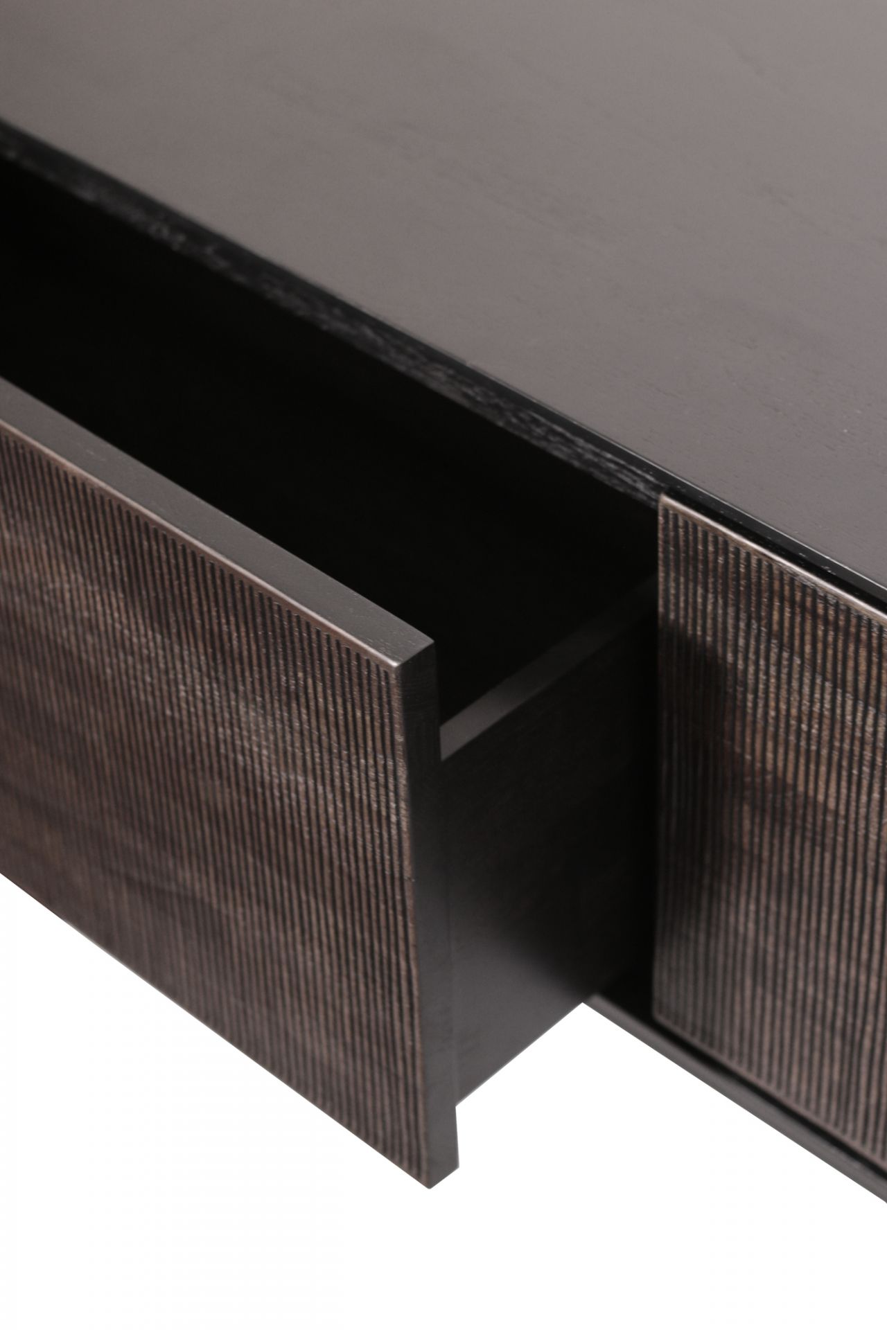 Detailaufnahme des Ethnicraft Teak Grooves TV-Möbel mit offener Schublade und feiner Holzstruktur.