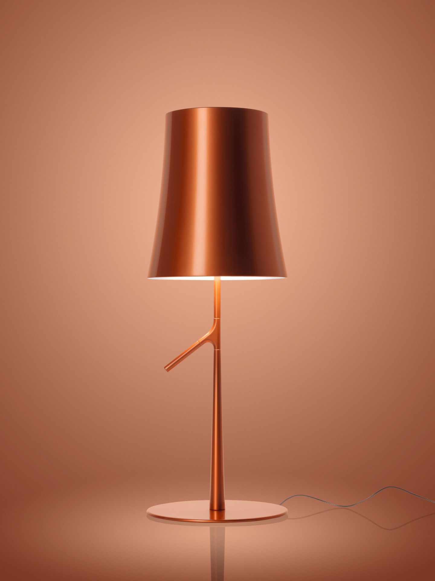 Graphitfarbene Birdie LED Tischleuchte von Foscarini mit konischem Lampenschirm und Ast-Detail.