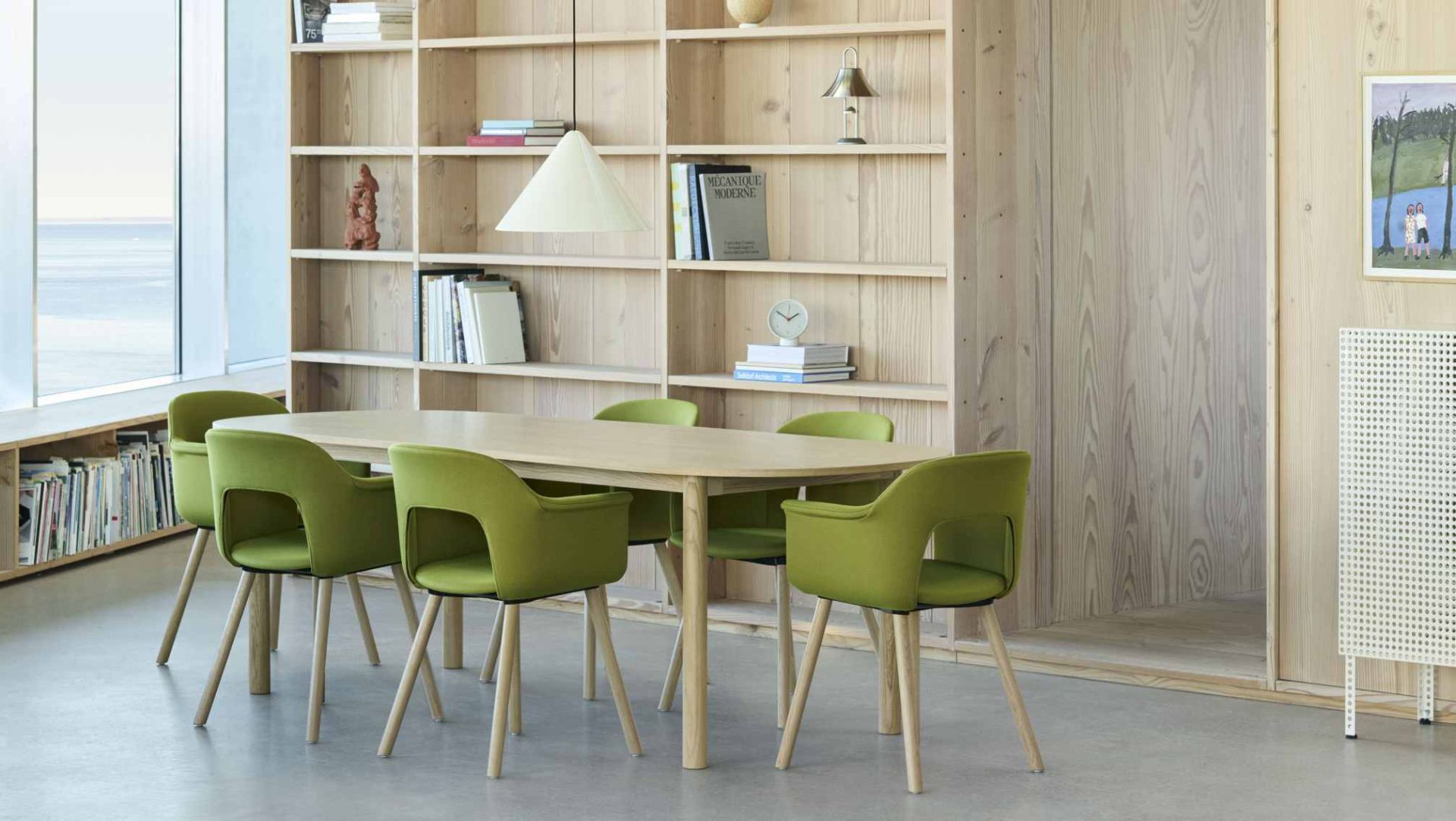 Esstisch mit sechs grünen Hay Layout Armchair 224 Armlehnstühlen in einem hellen, modernen Esszimmer.