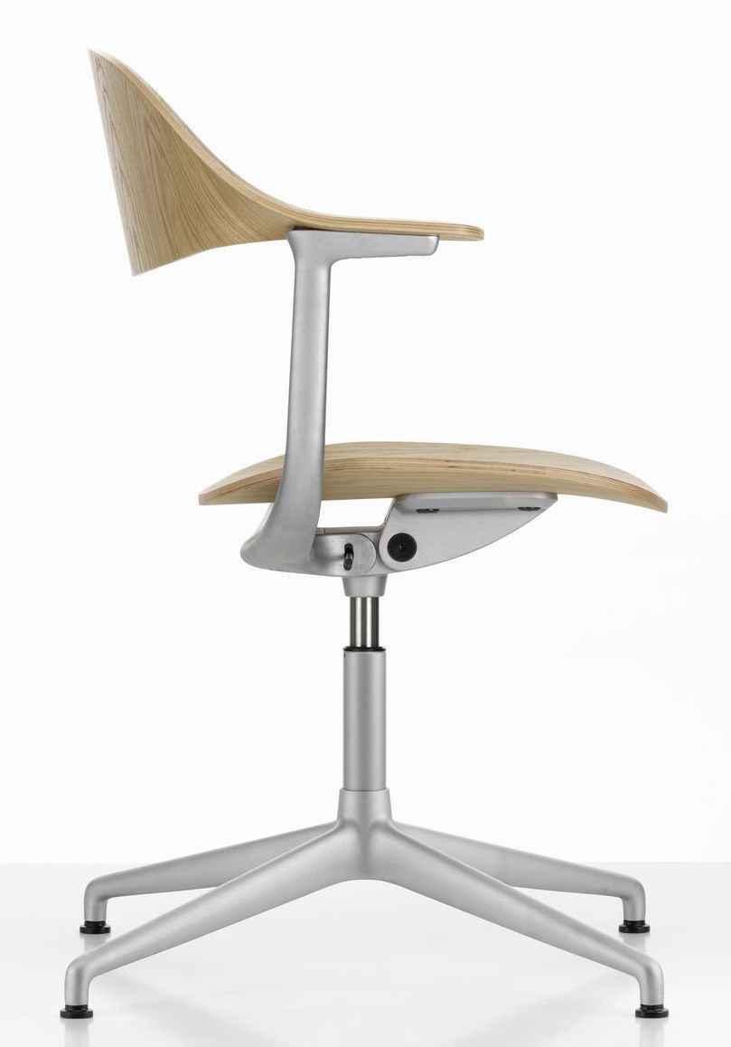 Mynt Bürodrehstuhl von Vitra mit hellem Holzfurnier und silberfarbenem Fußkreuz, Seitenansicht. Ergonomischer Drehstuhl für das Büro.