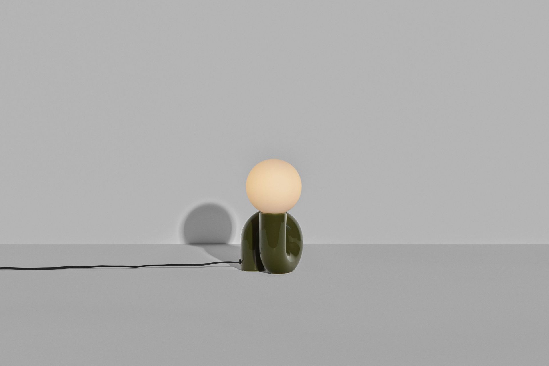 Grüne Neotenic Tischleuchte von Petite Friture mit leuchtender Kugel, modernes Design für Nachttisch oder Schreibtisch.