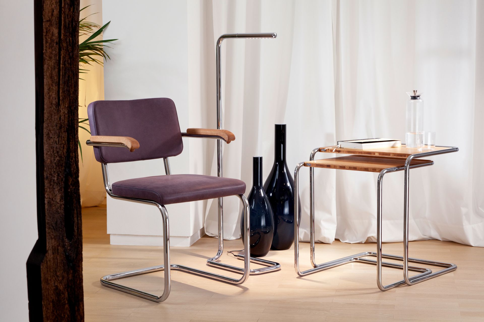 B97 Thonet Beistelltisch Set mit Freischwinger Sessel, Stahlrohr und Holz, modernes Möbeldesign.