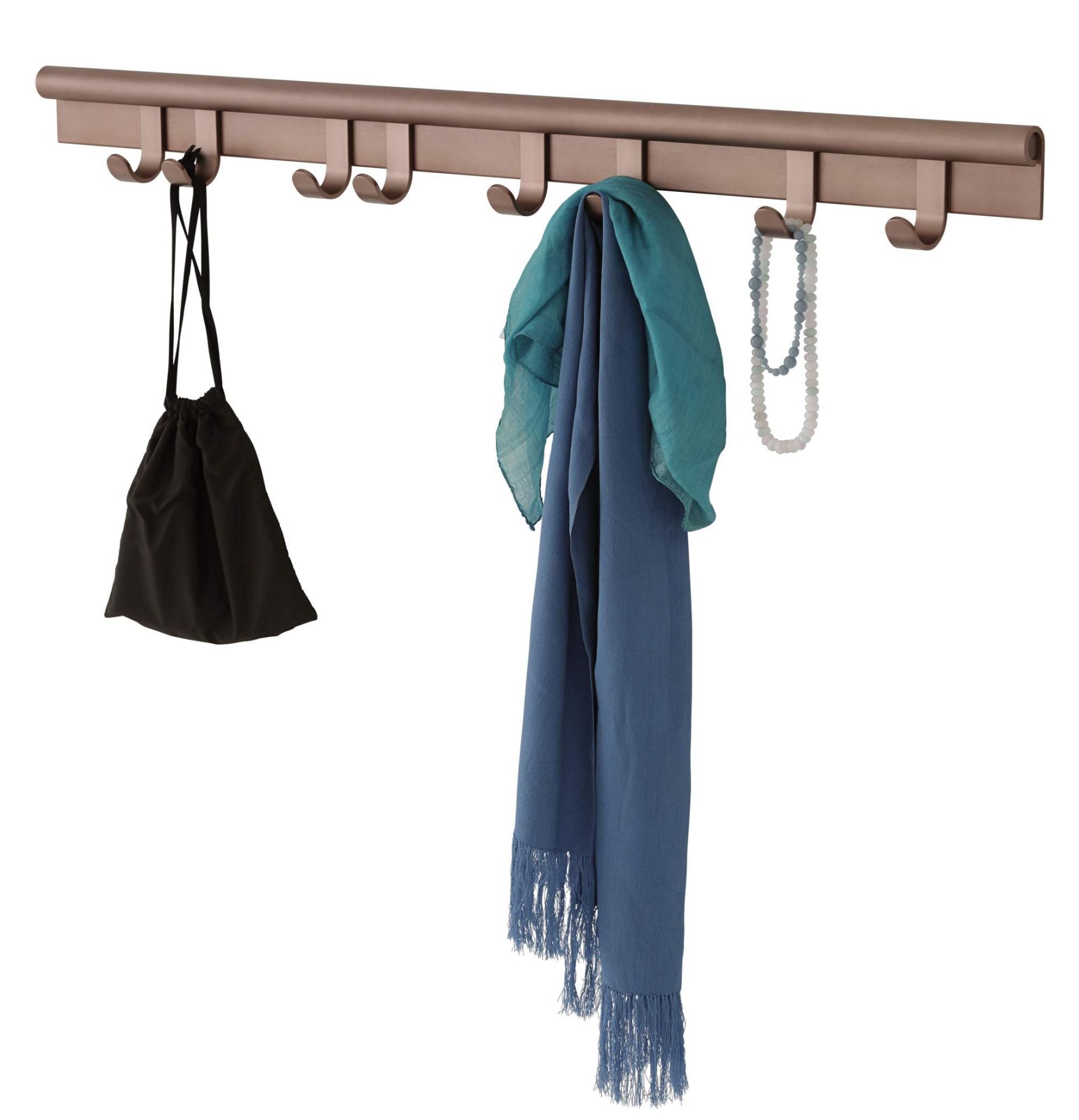 Muuto Coil Coat Rack Wandgarderobe aus Aluminium mit Tasche, Schal und Kette an den Haken.
