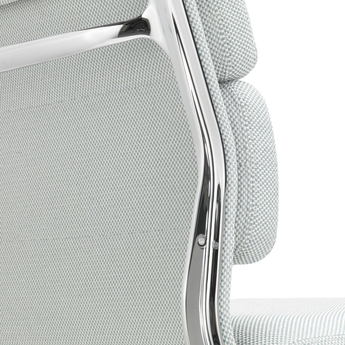 Detailaufnahme der Rückenlehne vom Vitra Soft Pad Chair EA205 mit hellblau-weißem Stoffbezug und Chromgestell.