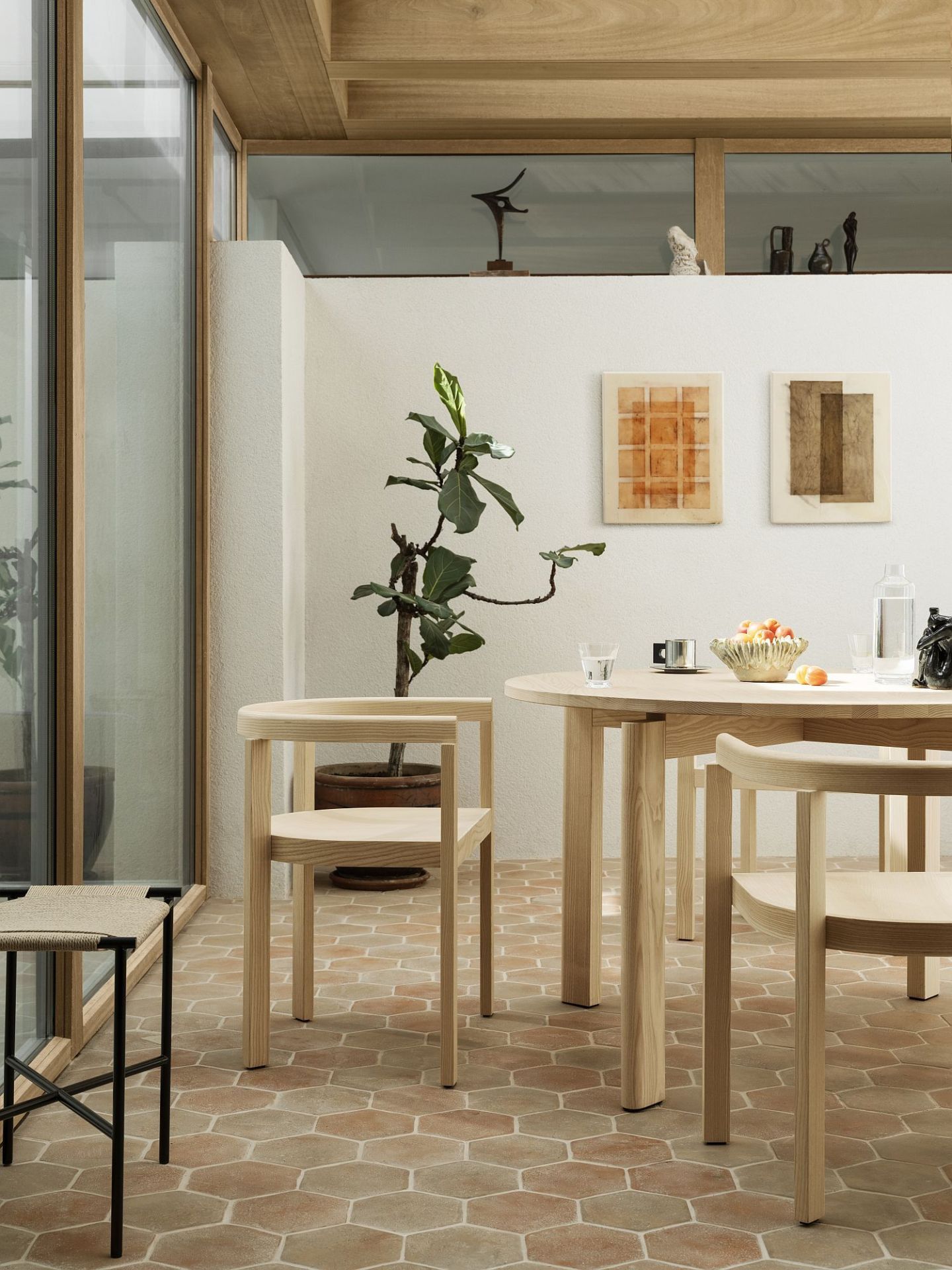 After Dinning Esstisch von Fritz Hansen aus hellem Holz mit Stühlen in modernem Esszimmer.