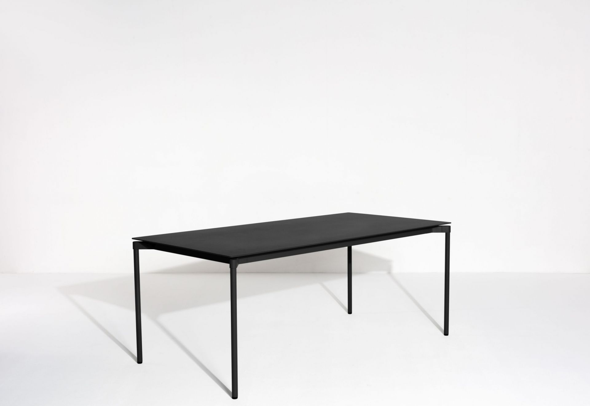 Schwarzer Fromme Esstisch rechteckig von Petite Friture. Moderner Esstisch mit minimalistischem Design für Esszimmer.