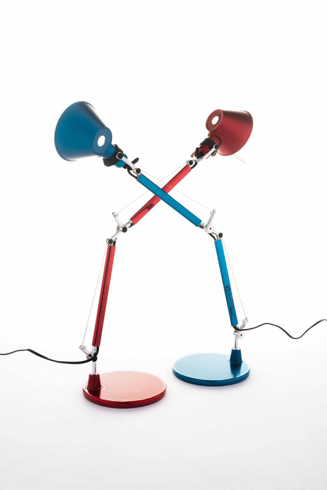 Zwei Tolomeo Micro Tischleuchten, blau und rot, von Artemide, modernes Design für Schreibtisch und Büro.