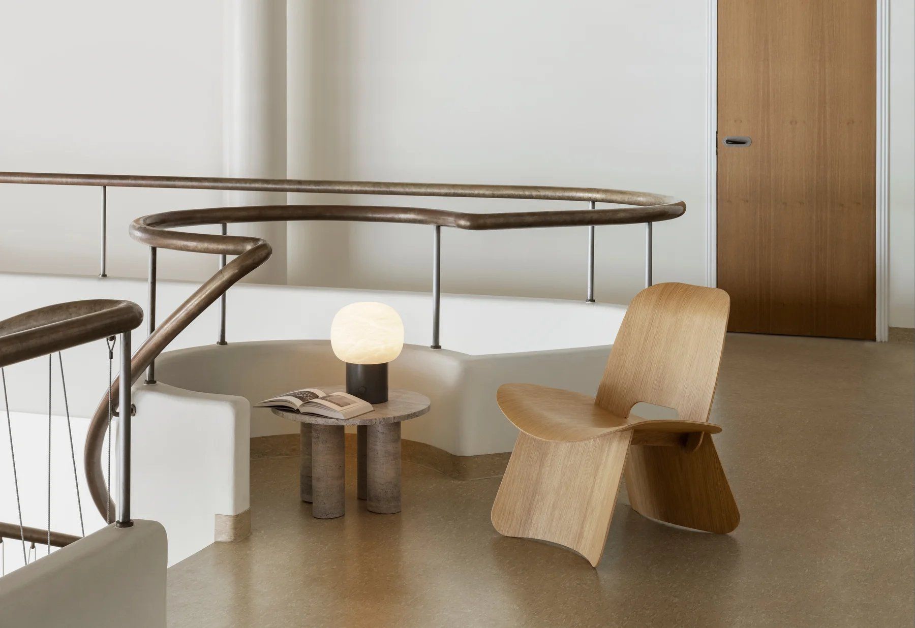 Blomus Nagomi Stuhl aus hellem Holz im minimalistischen Interieur mit Treppe und Tischleuchte.