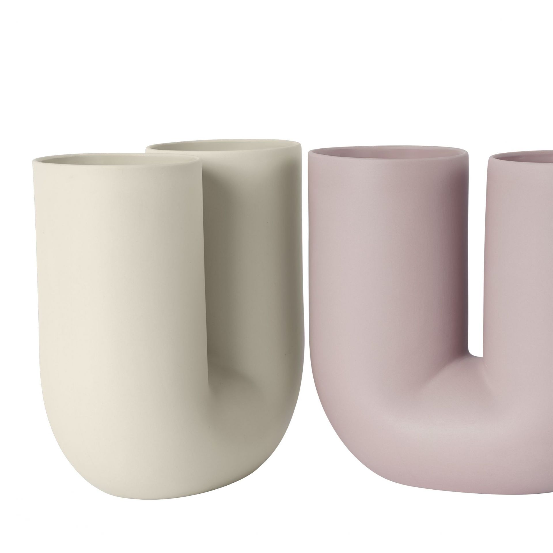Nahaufnahme der Kink Vase Sand von Muuto, eine moderne, skulpturale Keramikvase in Sandfarben.