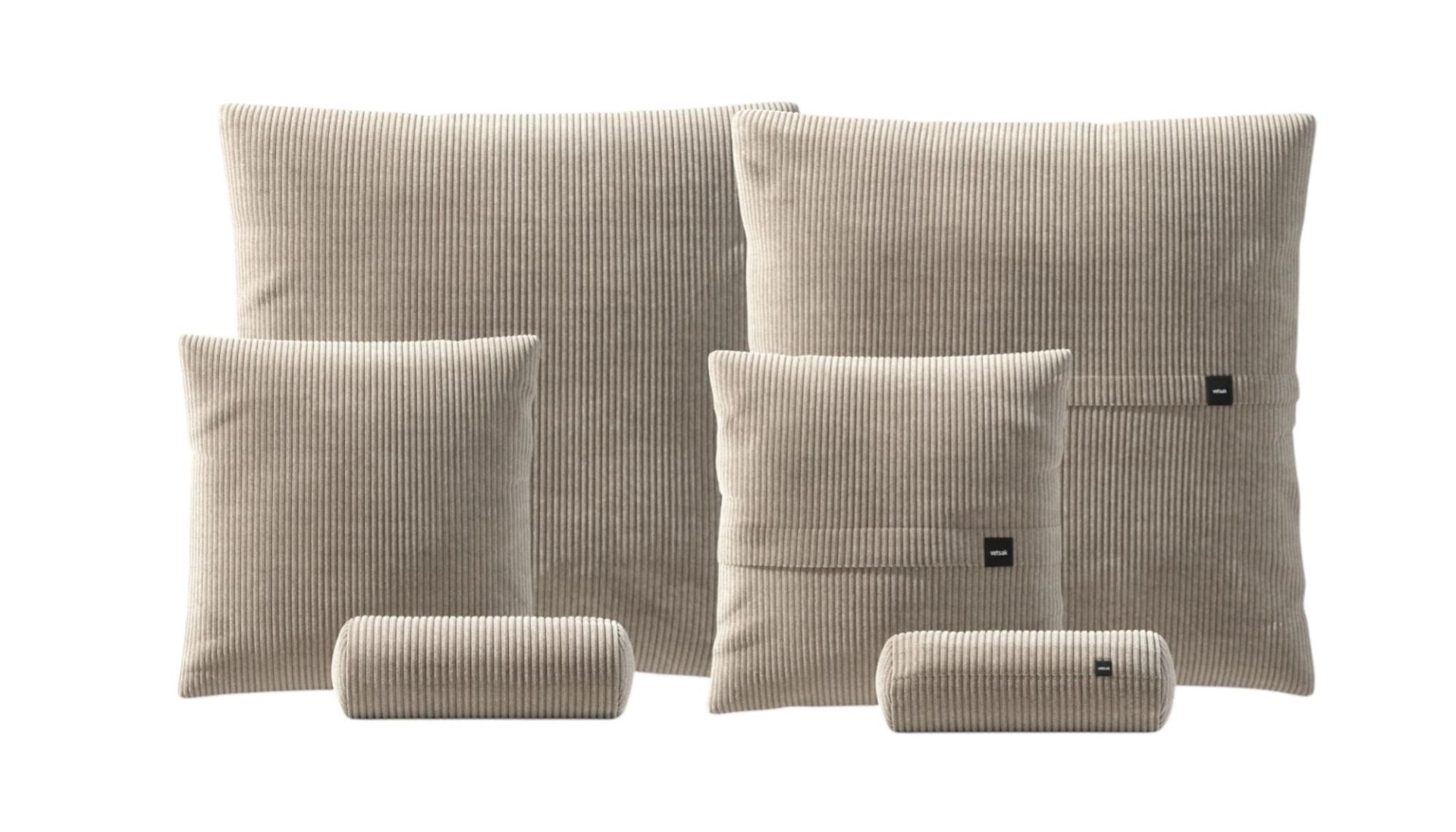 Vetsak Pillow Set: Sechs beigefarbene Kissen in verschiedenen Größen und Formen aus Cordstoff.