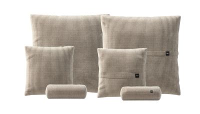 Vetsak Pillow Set: Sechs beigefarbene Kissen in verschiedenen Größen und Formen aus Cordstoff.