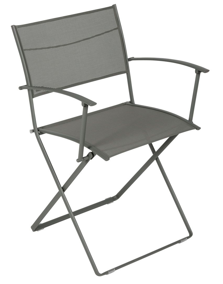 Grauer Plein Air Stuhl von Fermob, ein klappbarer Outdoor-Stuhl mit Armlehnen und Stahlgestell.