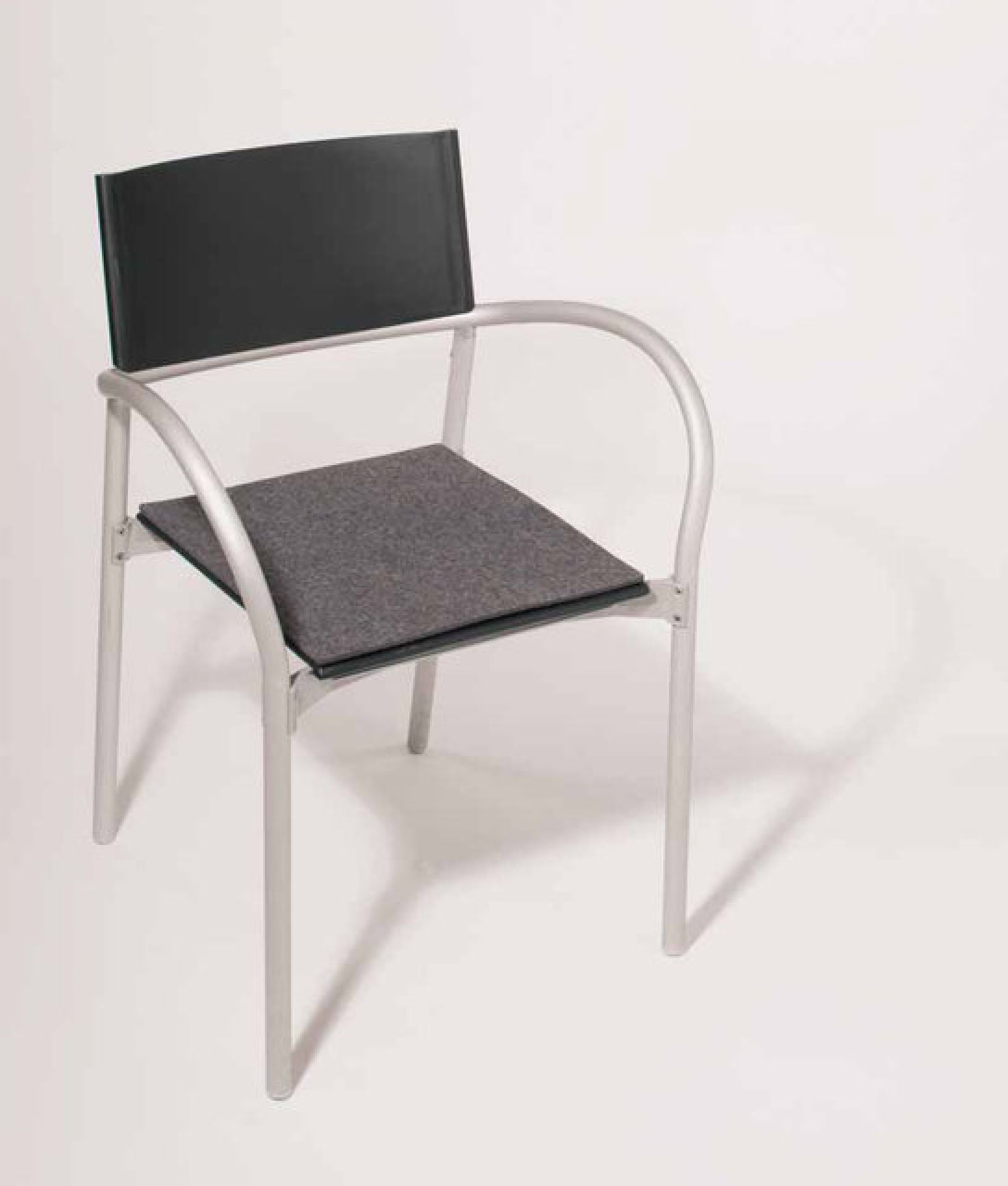 Graue Filz Sitzauflage für Breeze Stuhl, Bartoli-Design Parkhaus Berlin, für mehr Sitzkomfort.