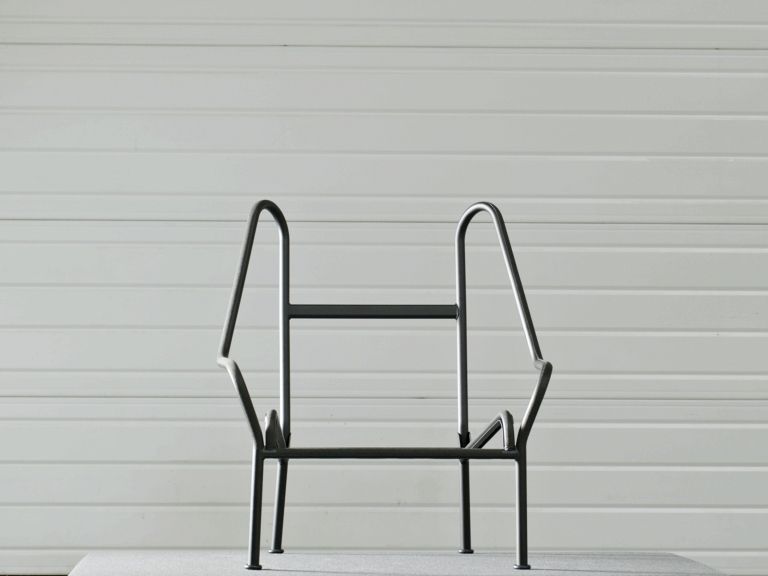Minimalistischer 02 Lounge Chair Sessel von Hay mit schwarzem Metallgestell vor weißer Wand.