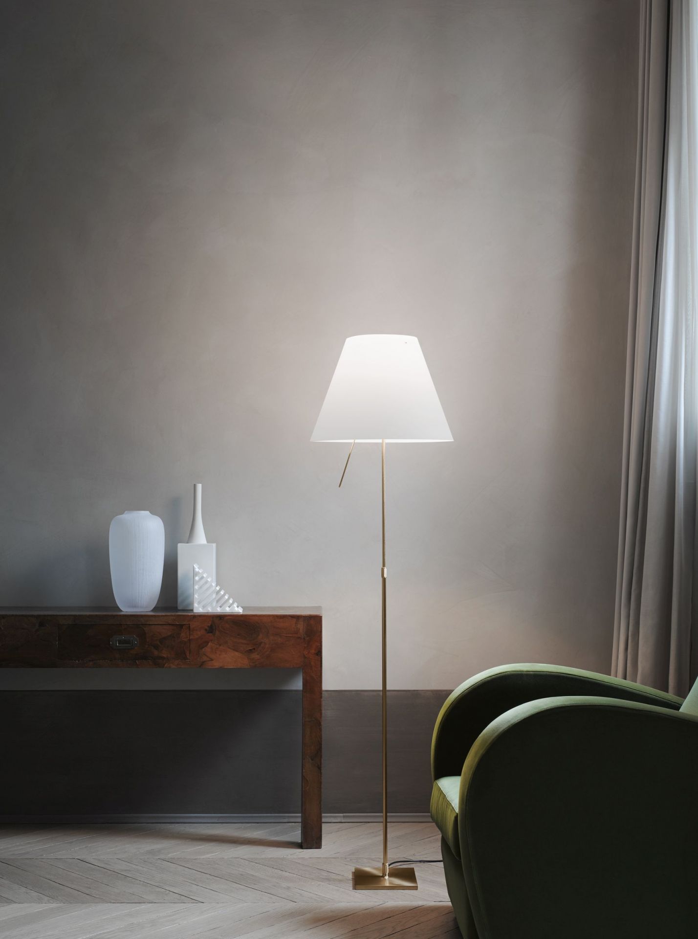 Elegante D13 Costanza Stehleuchte von Luceplan mit Sensordimmer, höhenverstellbar, für stimmungsvolle Beleuchtung.