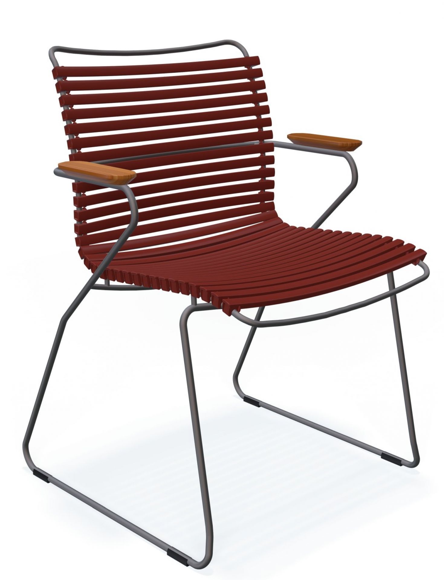Houe Click Dining Stuhl mit Armlehne, dunkelgraues Metallgestell und rotbraune Kunststofflamellen für den Garten.