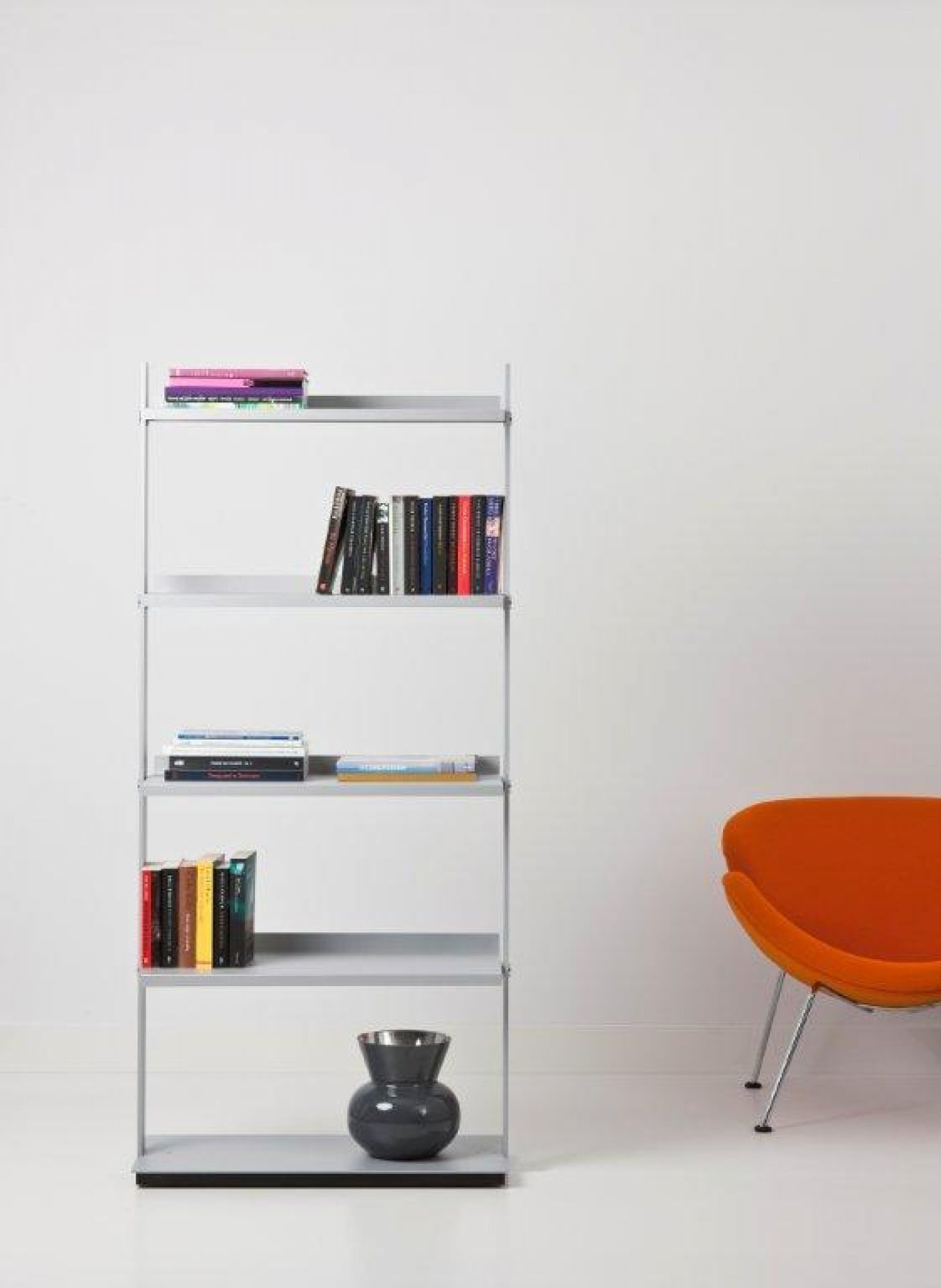Flexxible Regal von Cascando, grau, mit Büchern und Vase dekoriert, modernes Design für Büro und Wohnraum.
