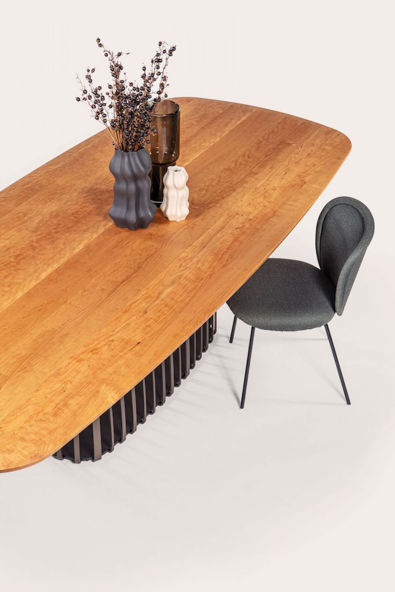 Janua BC 07 Tisch in Bootsform, Eiche geräuchert, schwarzes Gestell und grauer Stuhl.