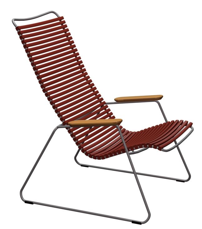 Click Lounge Chair Sessel von Houe, dunkelgraue Outdoor-Liege mit Armlehnen und Latten in Braun.