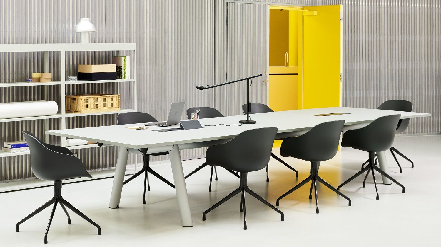 Heller Konferenzraum mit großem, weißem Boa Table Tisch von Hay und schwarzen Stühlen.