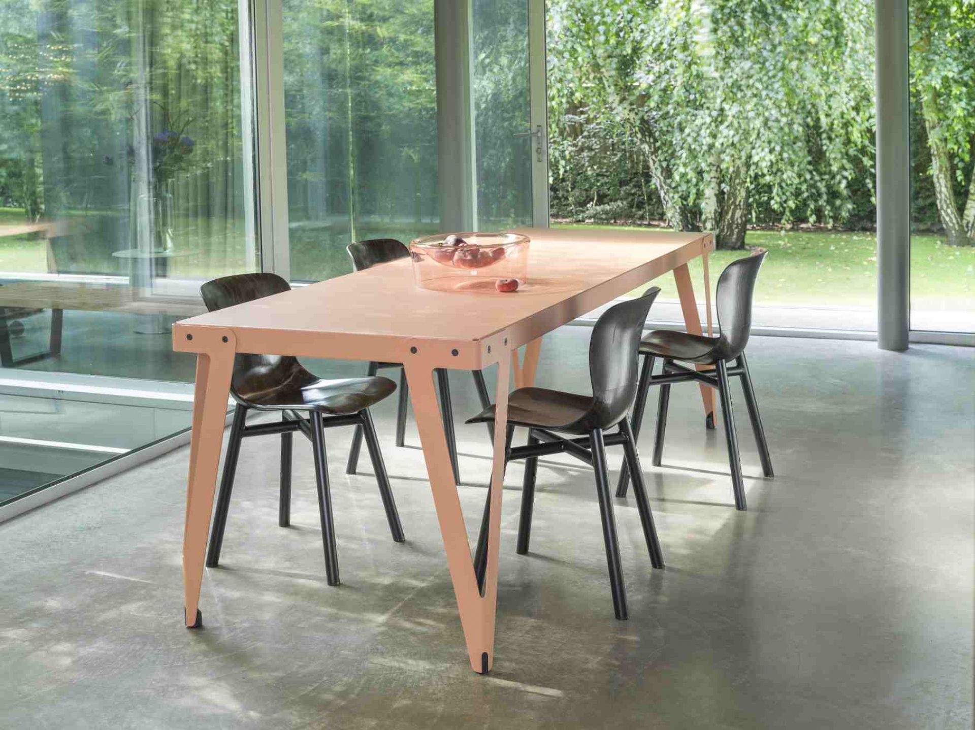Lloyd Tisch mit Stühlen in modernem Esszimmer. Design Esstisch aus Holz.