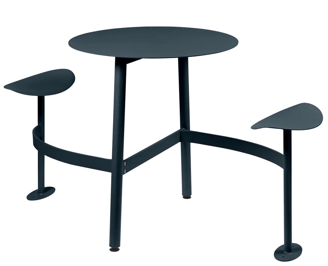 Fermob Bolder Gartentisch für zwei Personen mit integrierten Sitzflächen in Dunkelblau, ideal für kleine Balkone.