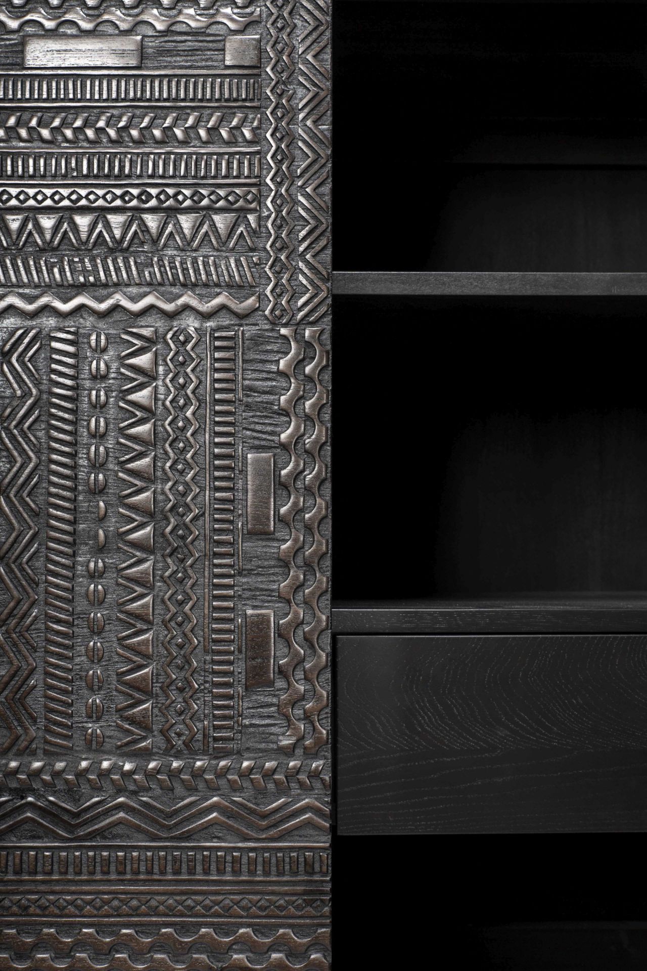 Detailaufnahme des Ethnicraft Tabwa Schrankes aus Teakholz mit ethnischen Mustern und Regalen.