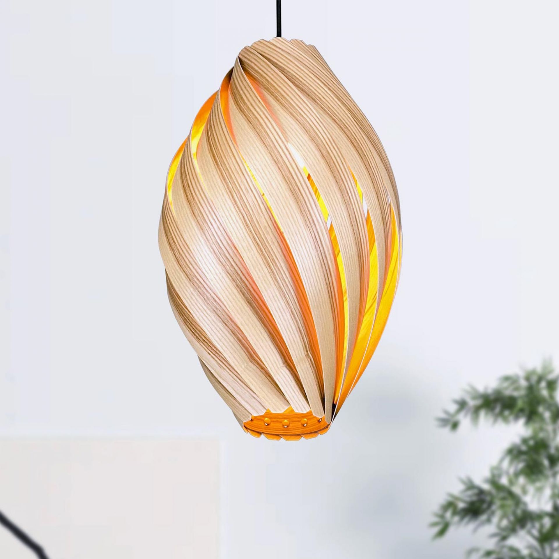 Ardére Hängeleuchte aus Olivesche: Runde Pendelleuchte aus Holz mit warmem Lichtschein.