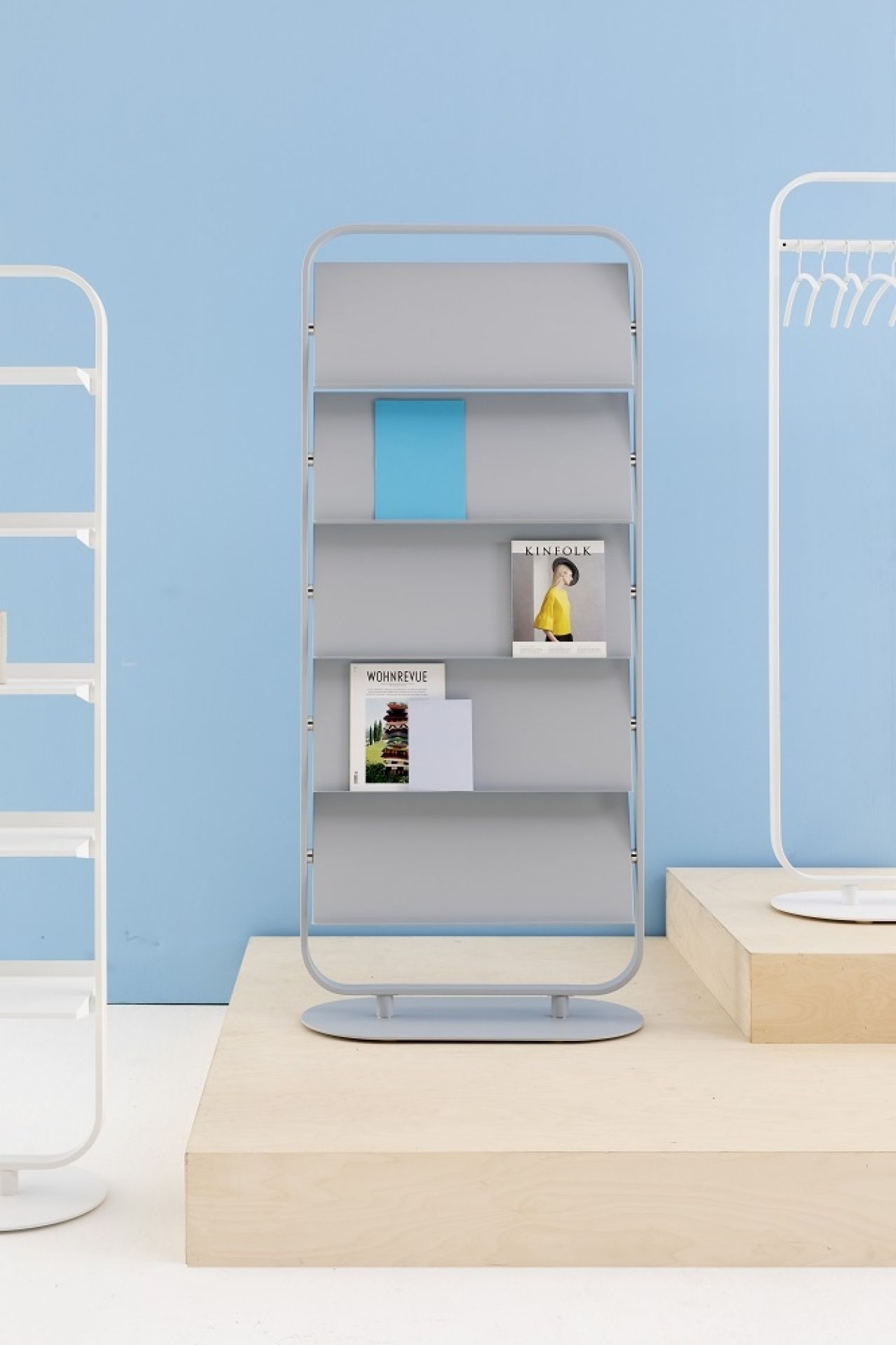Cascando Focus Prospektständer, grau, mit Zeitschriften und Broschüren, ideal für Büro, Wartezimmer und Verkaufsraum.