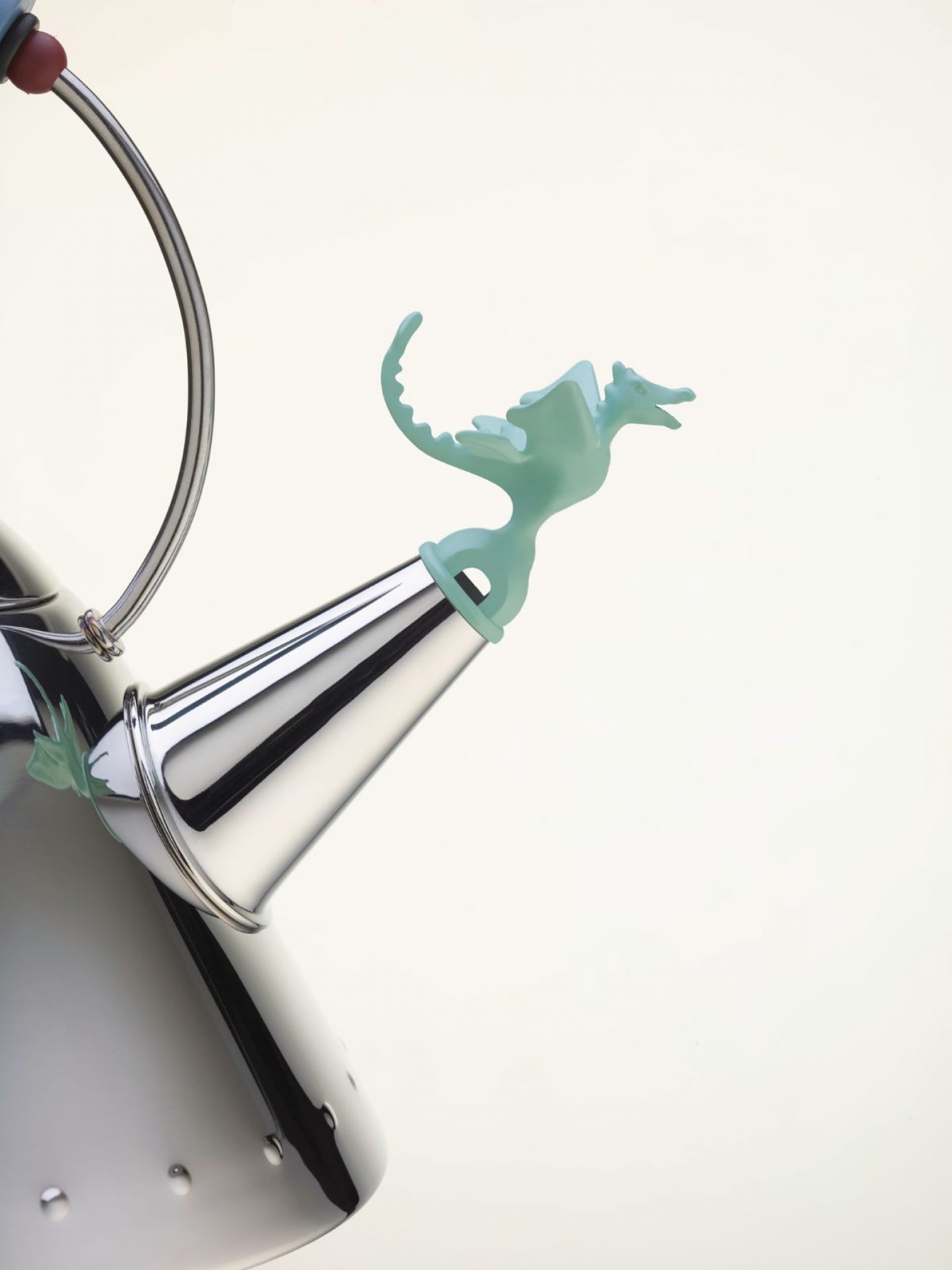 Bild eines Alessi Wasserkessels mit mintgrüner Drachen-Flöte als Ersatzteil. Vogel-Flöte für Teekessel.