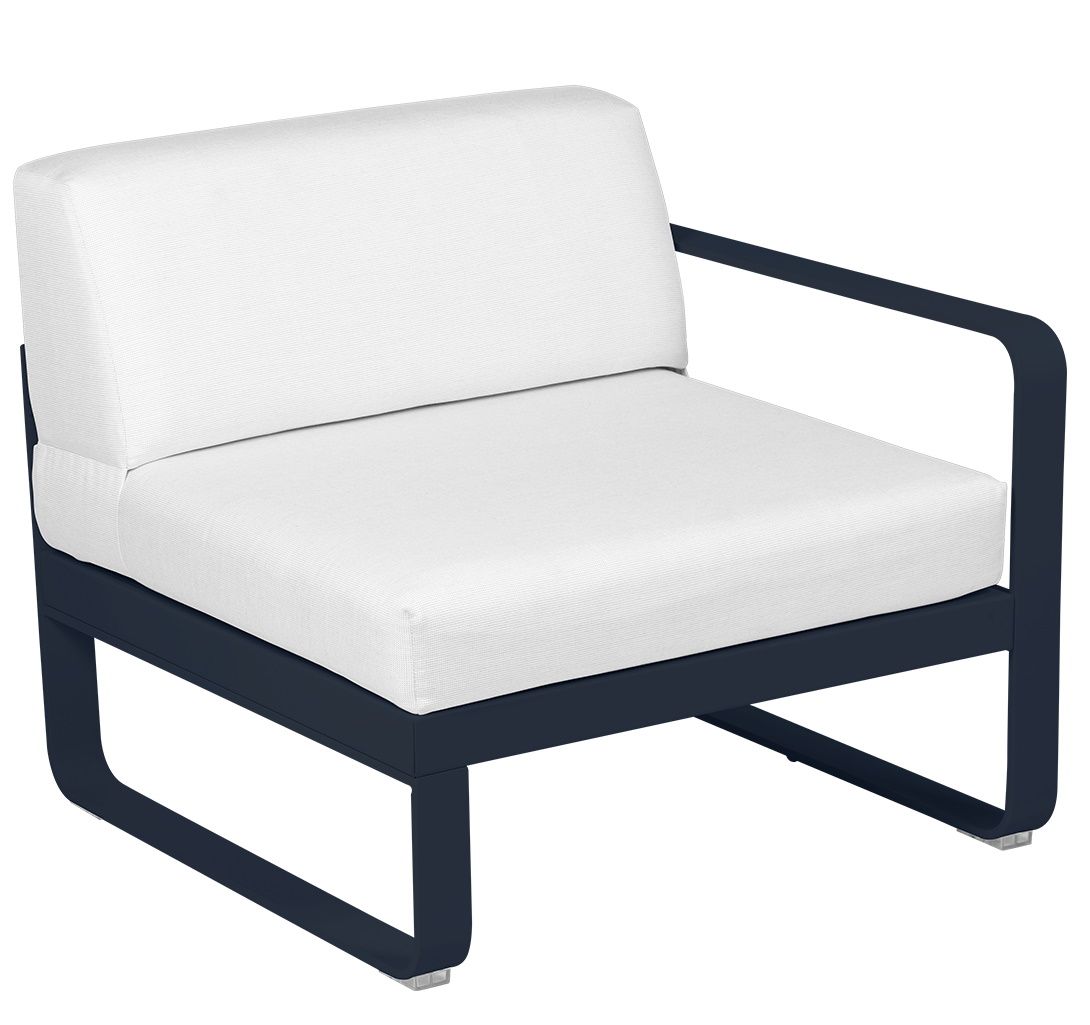 Bellevie 1-Sitzer Gartenmodulsofa von Fermob, rechts, mit blauem Rahmen und weißen Kissen für den Außenbereich.