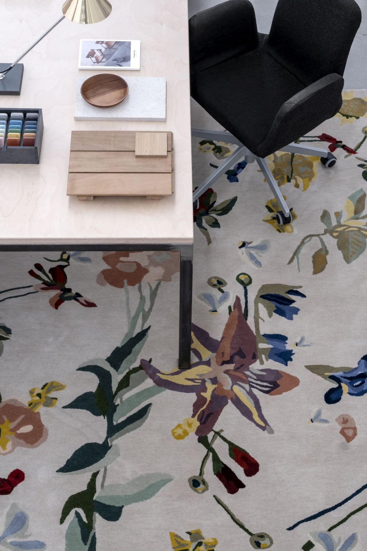 Detailaufnahme des Nanimarquina Flora Promenade Teppichs (200x300 cm) mit floralem Muster im Arbeitszimmer.