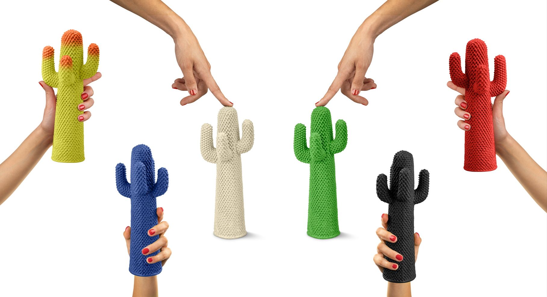 Mehrfarbige Guframini Cactus Miniatur-Skulpturen werden von Händen gehalten und berührt. Designobjekt für Wohnaccessoires.