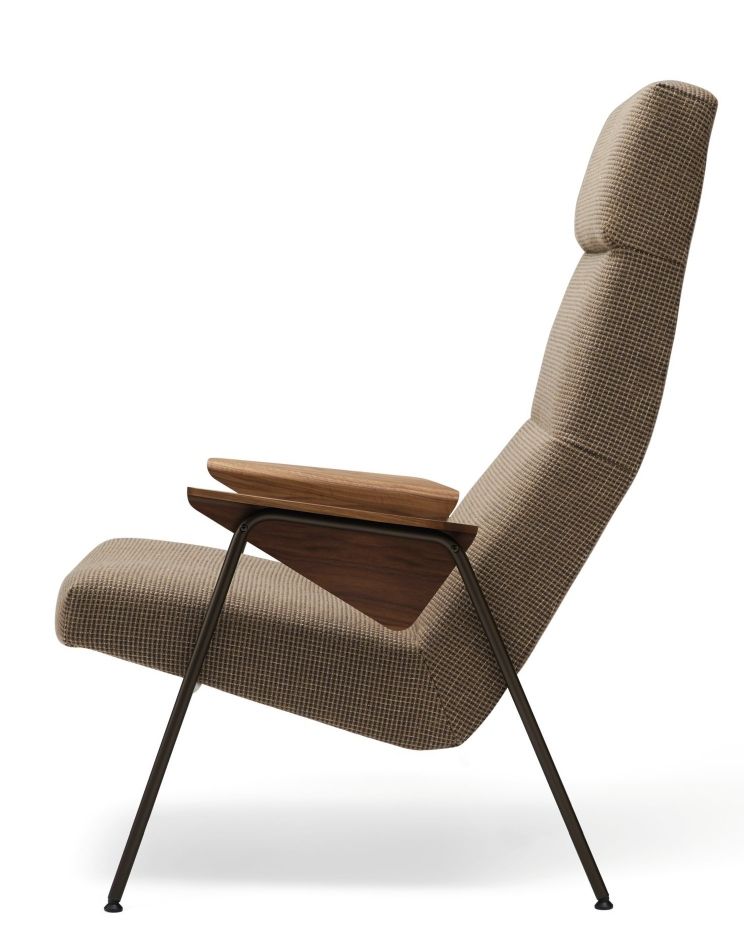 Walter Knoll Sessel 367 / 368 Votteler Chair, brauner Stoffbezug, Holzarmlehnen und filigrane Metallbeine.