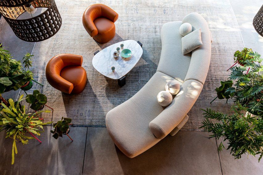 Gogan Sofa von Moroso, 3-Sitzer in Beige mit Sesseln und Marmortisch, modernes Wohnzimmer.