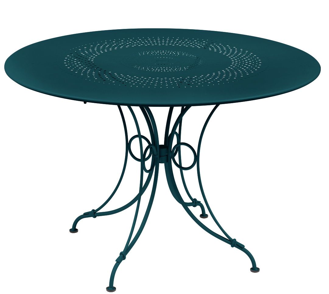 Blauer Fermob 1900 Tisch, runder Gartentisch aus Metall mit filigranem Lochmuster für den Außenbereich.