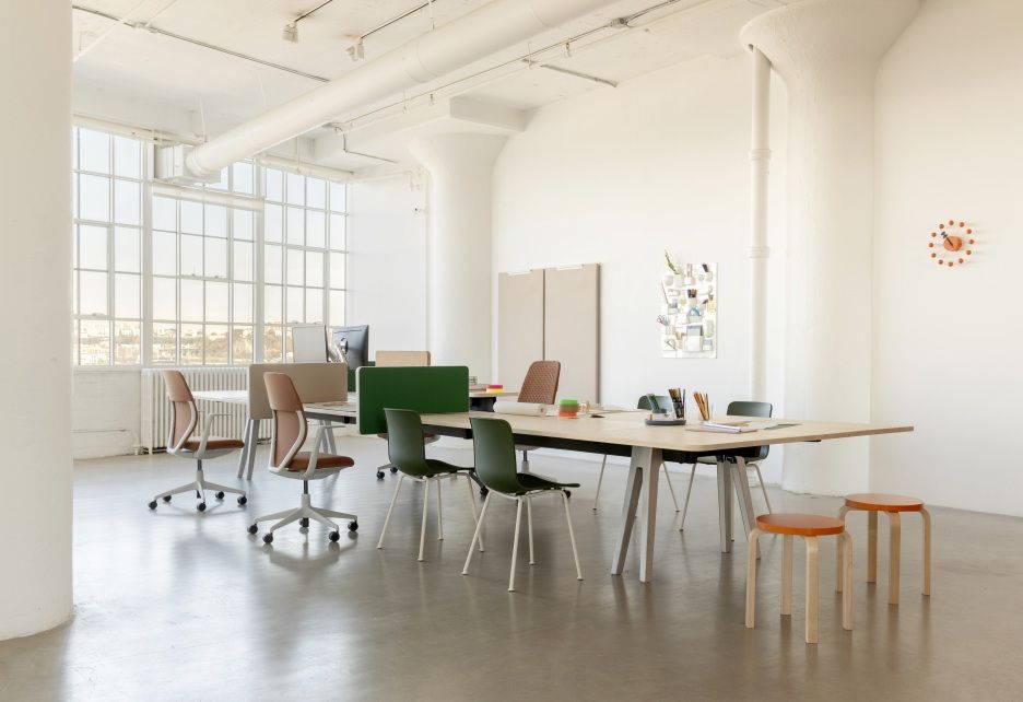 Helle Büroumgebung mit Vitra Ball Clock Wanduhr in Orange, Designklassiker für stilvolle Wanddekoration.