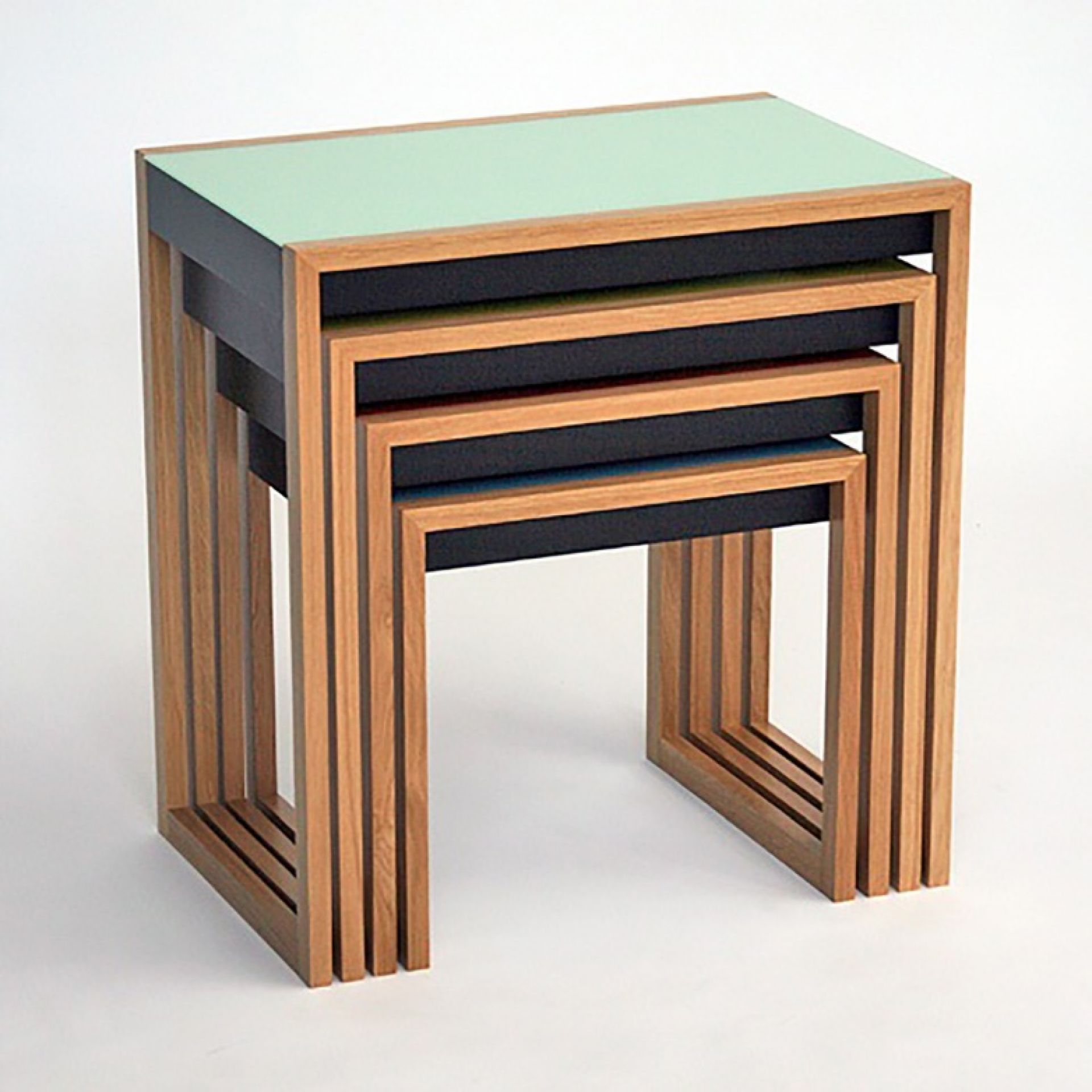 Bauhaus Satztische 4er Set von Klein & More: Holzgestell mit farbigen Tischplatten.