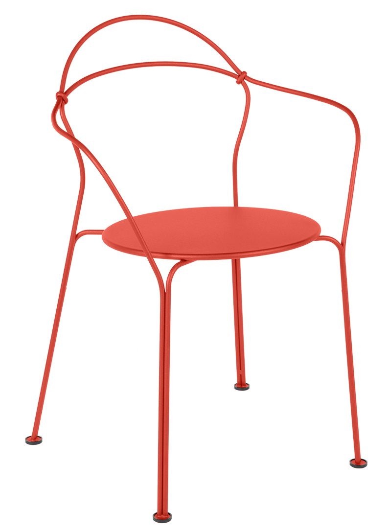Roter Airloop Bridge Sessel von Fermob für den Außenbereich, moderner Metallstuhl mit Armlehne.