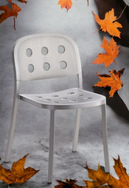 Emeco 1 Inch Aluminium Stuhl, stapelbarer Designstuhl mit Löchern in Sitzfläche und Rückenlehne.