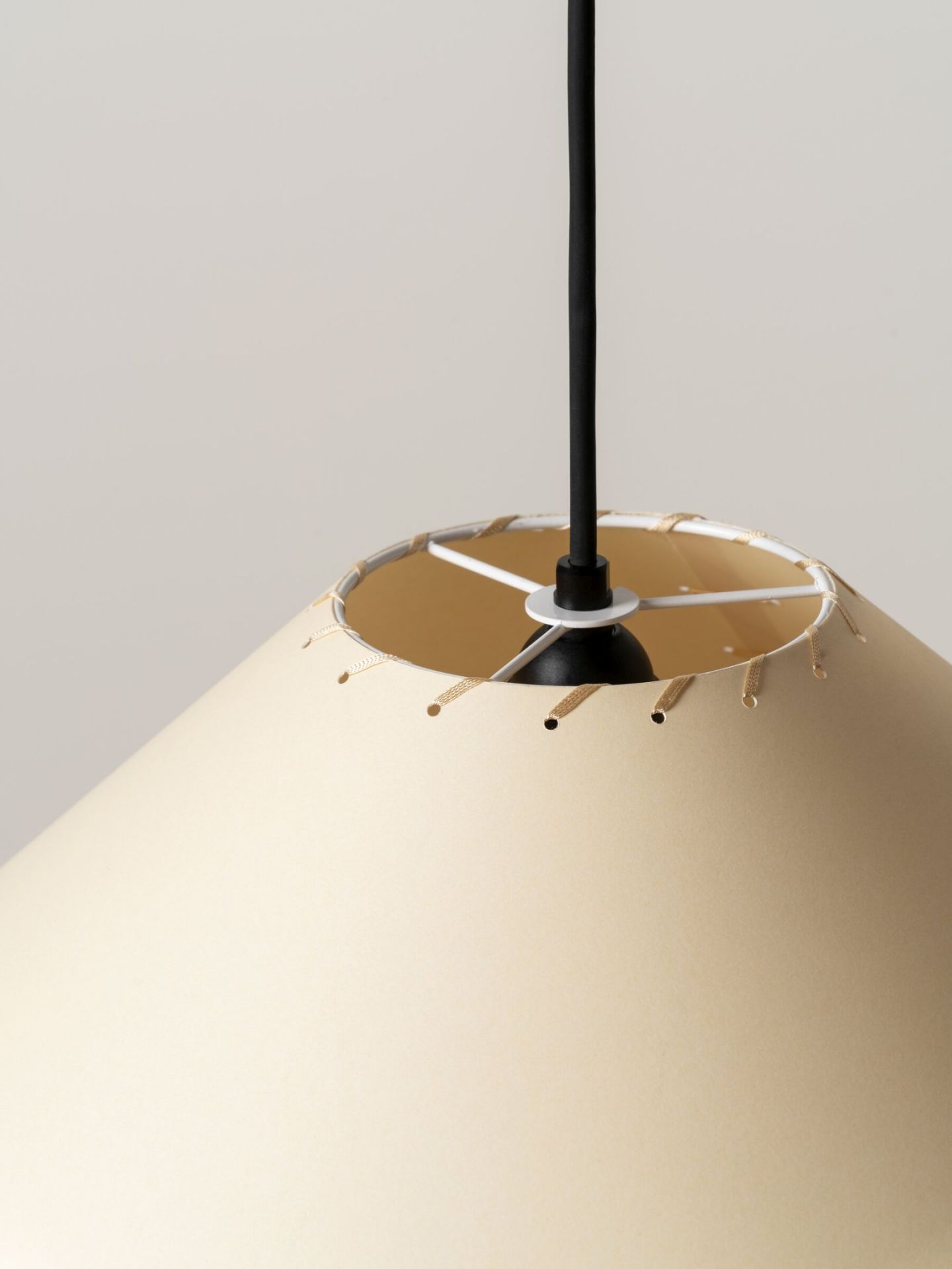 Beige Sísísí Pendelleuchte von Santa & Cole, Ø64cm, für stilvolle Innenraumbeleuchtung.