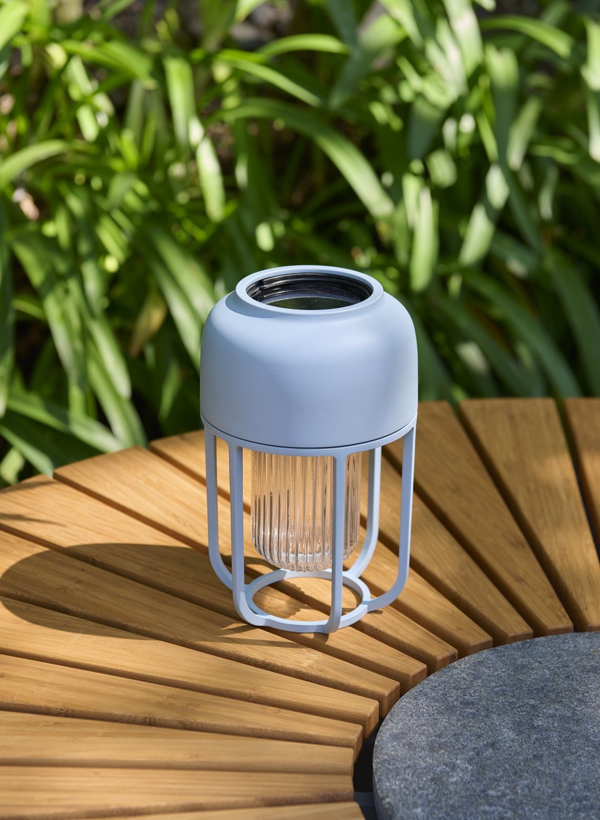LIGHT No.1 Houe Akkuleuchte in Beige: Solar Lampe für Innen und Außen.