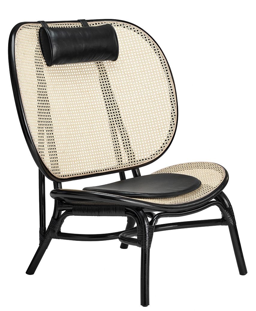NORR11 Nomad Chair Sessel mit schwarzem Rahmen, Wiener Geflecht und Lederkopfstütze, seitliche Ansicht.