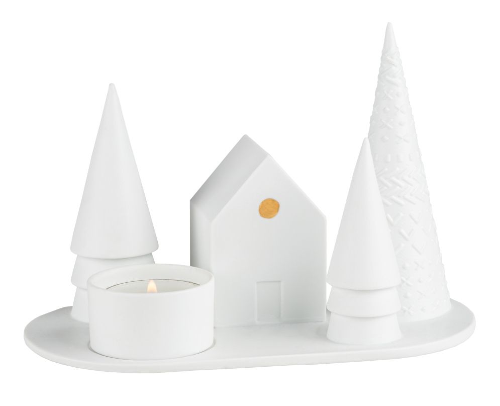 Wintermärchen Kerzenhalter: Weißes Deko-Tablett mit Haus, Tannenbäumen und Kerze für stimmungsvolle Weihnachten.