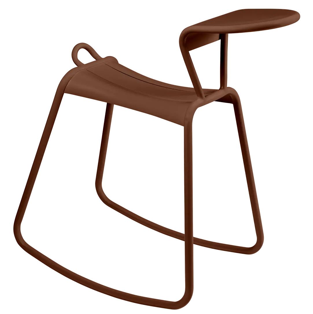 Adadesk Beistelltisch Wippe von Fermob für den Außenbereich, brauner Metalltisch mit geschwungenem Design.