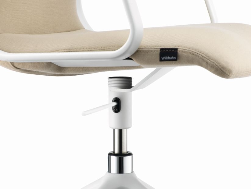 Detailaufnahme Decide Konferenzsessel von Wilkhahn: Höhenverstellung und Armlehne in Weiß, Sitzfläche beige gepolstert.