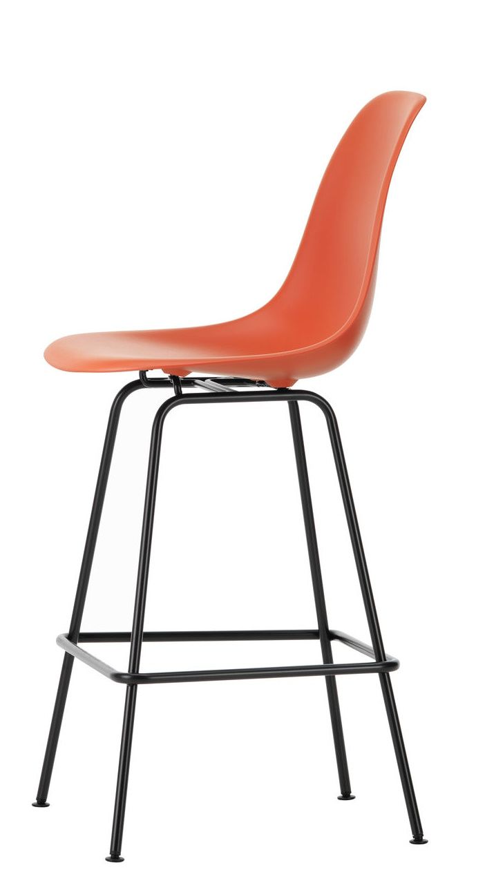 Vitra Eames Plastic Bar Stool Barhocker High, orange Sitzschale, schwarzes Metallgestell, seitliche Ansicht.