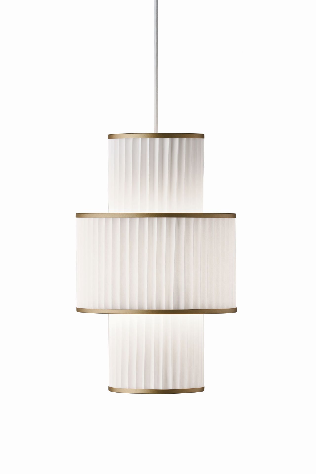 Plivello Pendelleuchte von Le Klint: Dreistufige, weiße Hängelampe mit plissiertem Schirm und goldenen Akzenten.